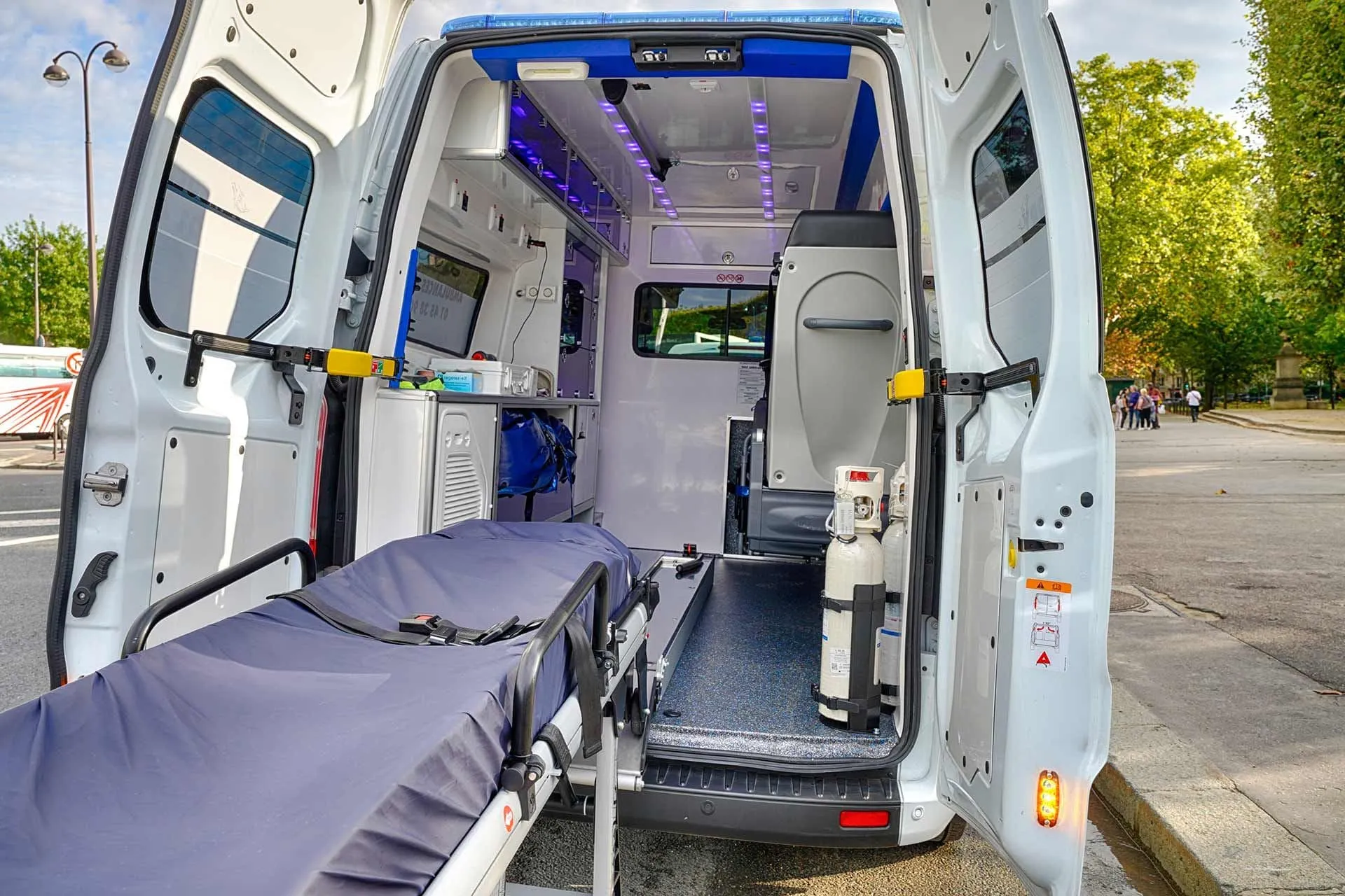 Ambulance avec brancard pour transport de patient allongé