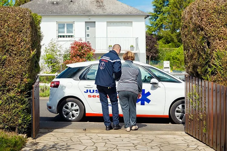 Équipage d'ambulance prêt pour un transport médical