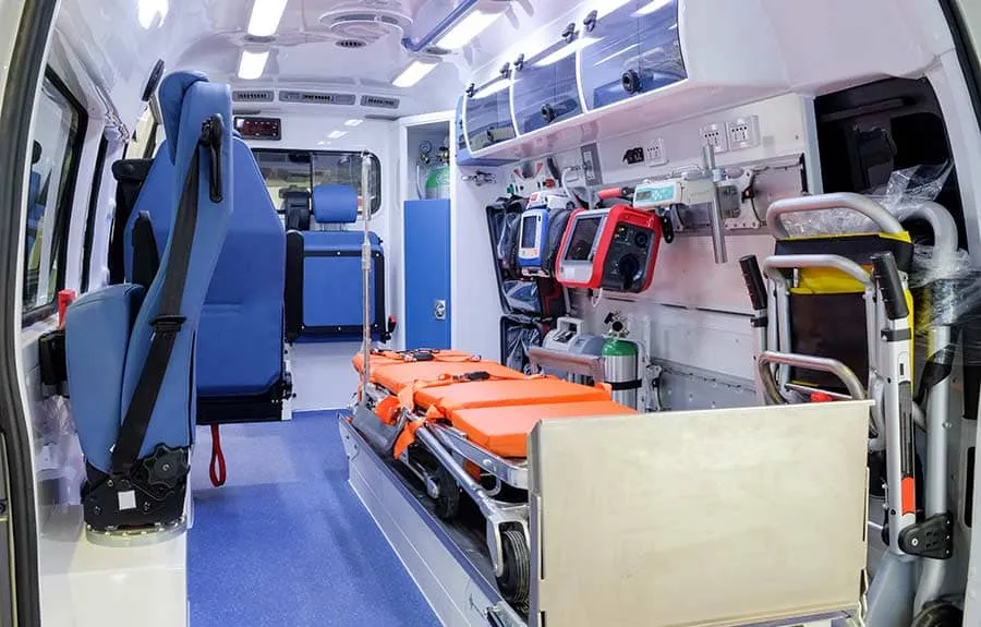 Ambulancier prenant en charge un patient à domicile