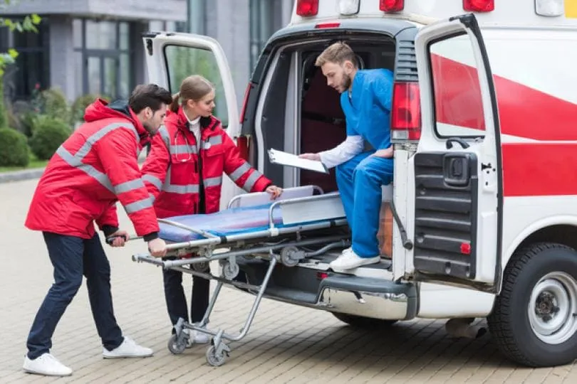Équipe d'ambulanciers diplômés d'État
