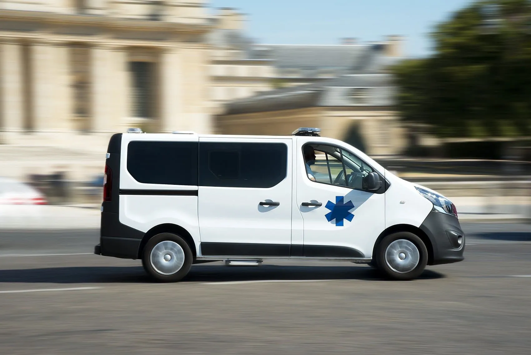 Ambulancier diplômé d'État devant son ambulance
