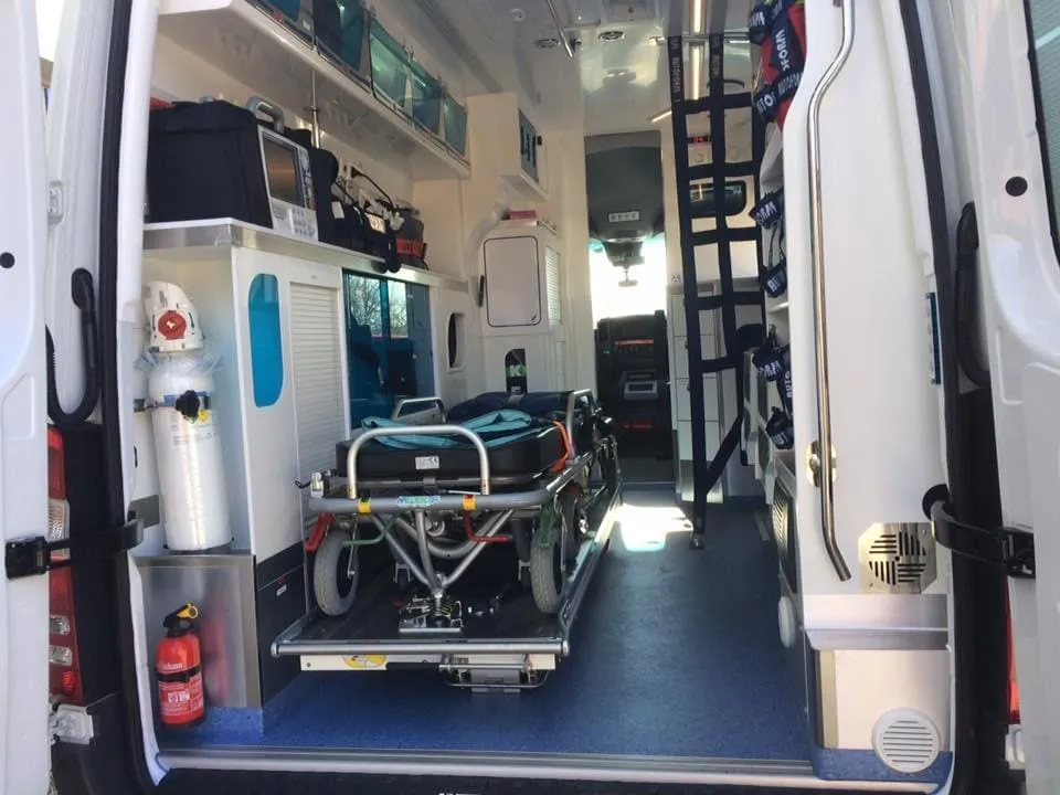 Ambulancier au volant d'un véhicule sanitaire
