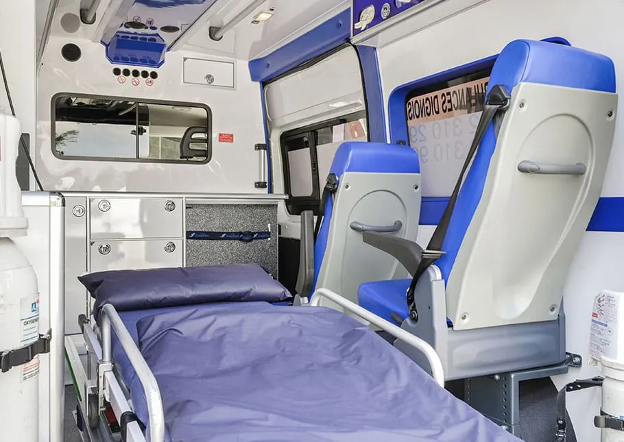 Intérieur d'une ambulance équipée pour le transport allongé
